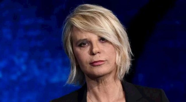 maria-de-filippi-scioccata-amici-sniffare-Lineadiretta24