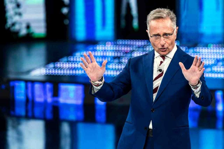 Paolo Bonolis, in diretta succede l'impensabile arriva completamente ubriaco in studio