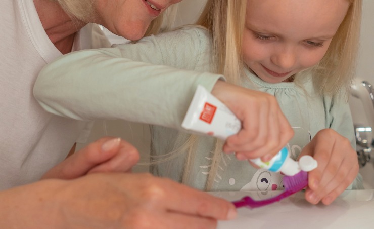 dentifricio bimba che lava i denti - lineadiretta24.it