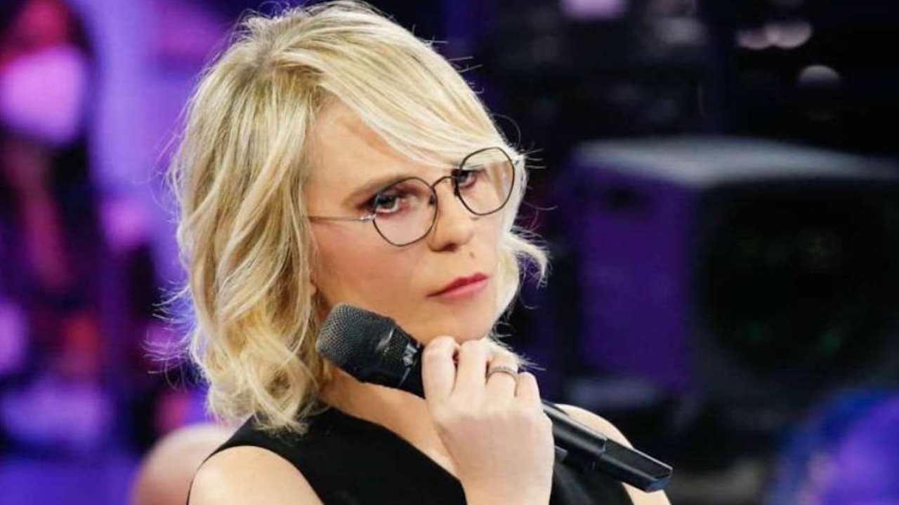 maria-de-filippi-scioccata-amici-sniffare-Lineadiretta24