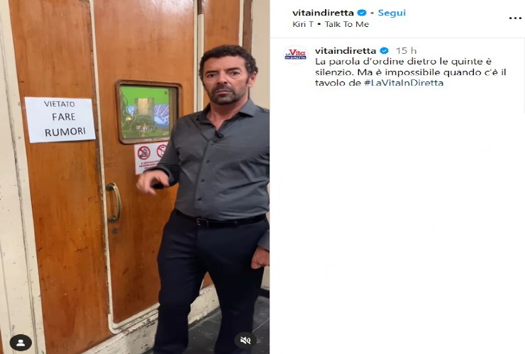 Alberto Matano mostra un cartello dietro le quinte