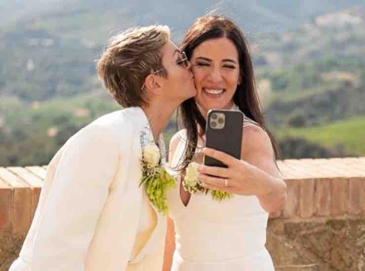 Innamoratissime Paola Turci con Francesca Pascale - Lineadiretta24.it