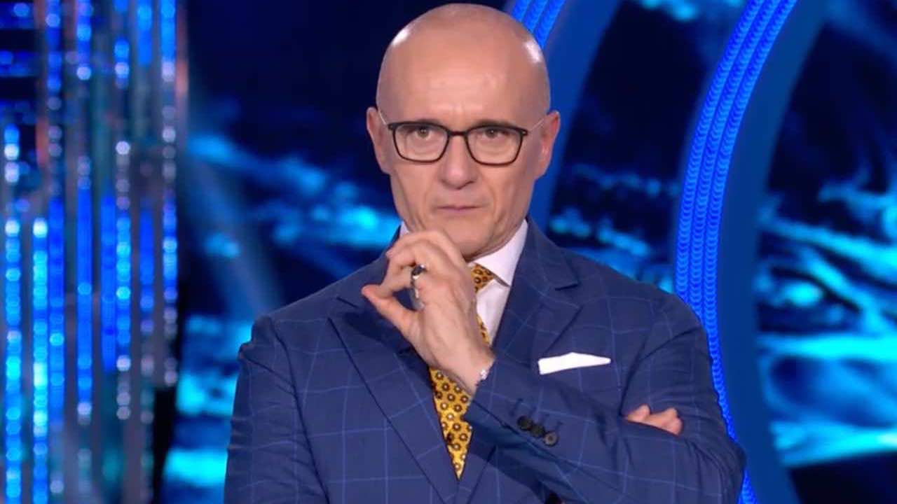 Il presentatore Alfonso Signorini al Grande Fratello- Lineadiretta24.it.