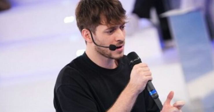 Il cantante Holden ad Amici - Lineadiretta24.it