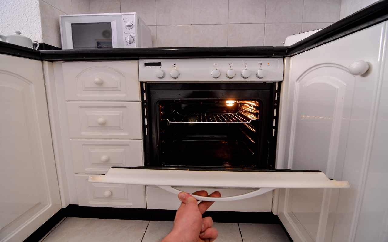 Come risolvere il problema del forno incrostato