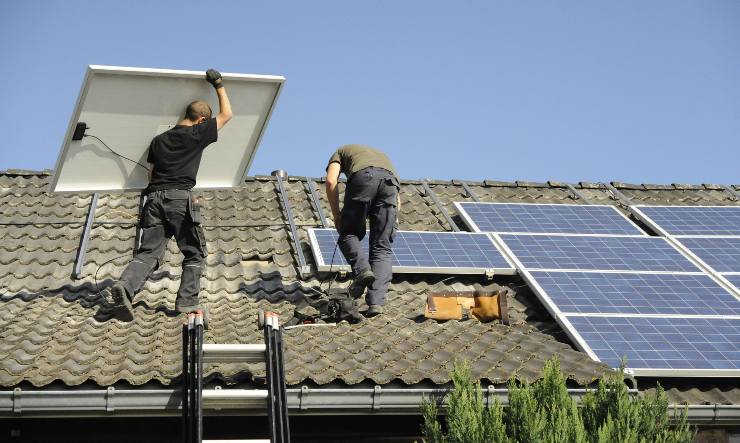 Installazione di pannelli solari - Lineadiretta24.it