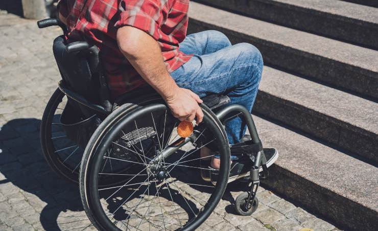 Disabile in sedia a rotelle tutelato dalla legge 104 - Lineadiretta24.it