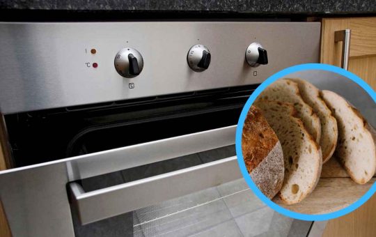 Pulire il forno con la tecnica del pane - Lineadiretta24.it
