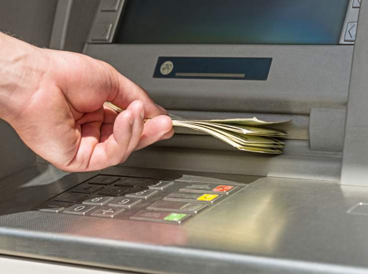 Prelievo al bancomat - fonte_Canva - lineadiretta24.it