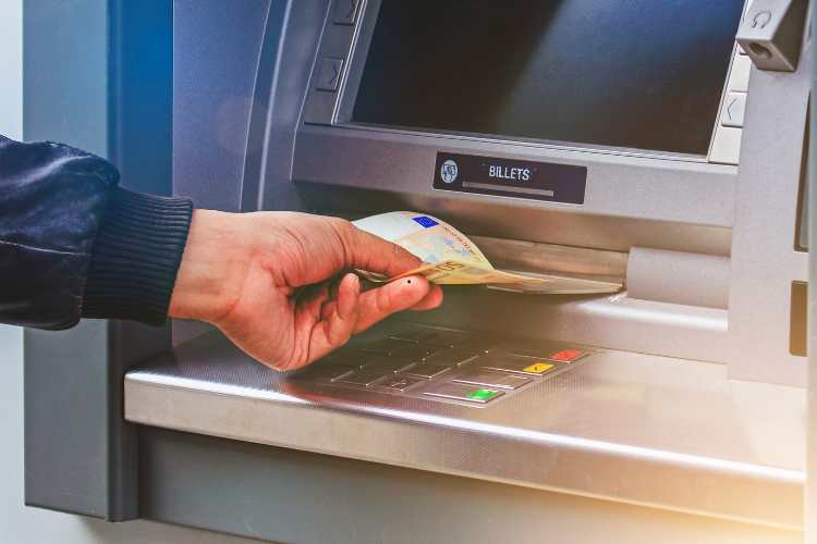 Prelievo al bancomat - fonte_Canva - lineadiretta24.it